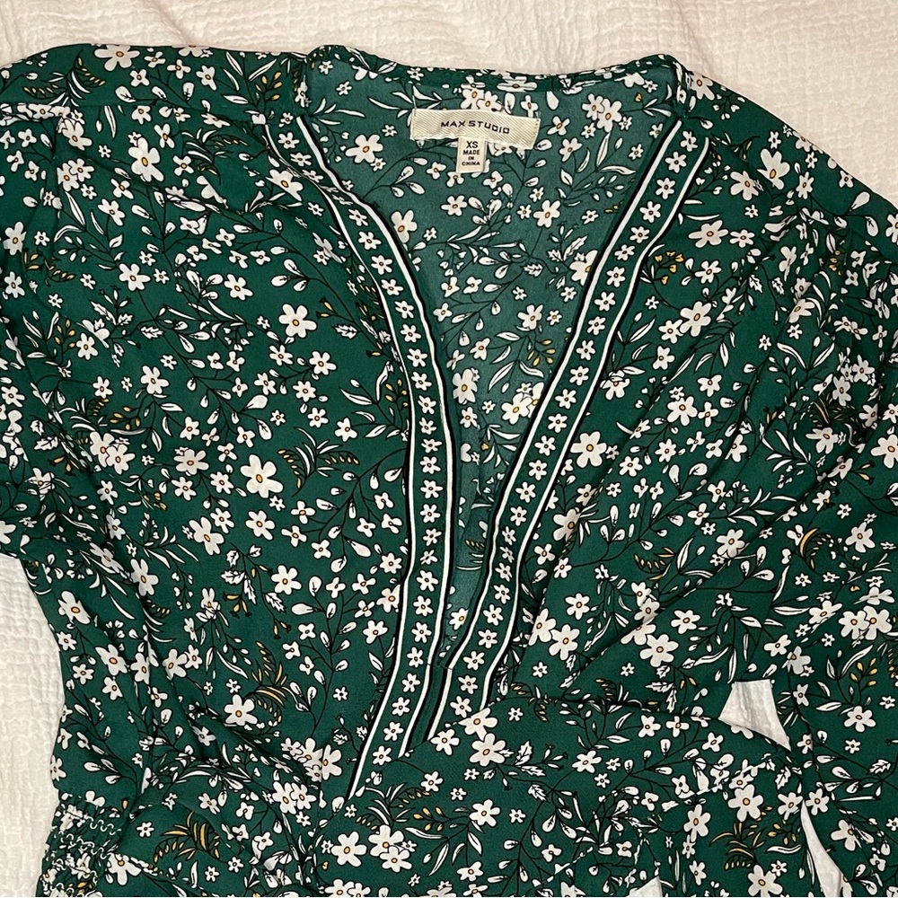 Max Studio Green Floral Blouse 
Tie Front 
V-Neck 
3/4 Sleeve